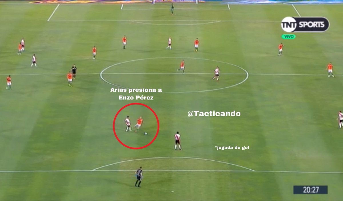 Tacticando's tweet image. El gol de River en 4 fotos.
En la primera, se ve la misión de Arias en este partido además de convertir.

Impecable performance del delantero hasta el minuto 17, donde se despistó de Enzo Pérez, y este, pudo dar el pase a Montiel y terminó en gol de Matias Suárez. (1-0)