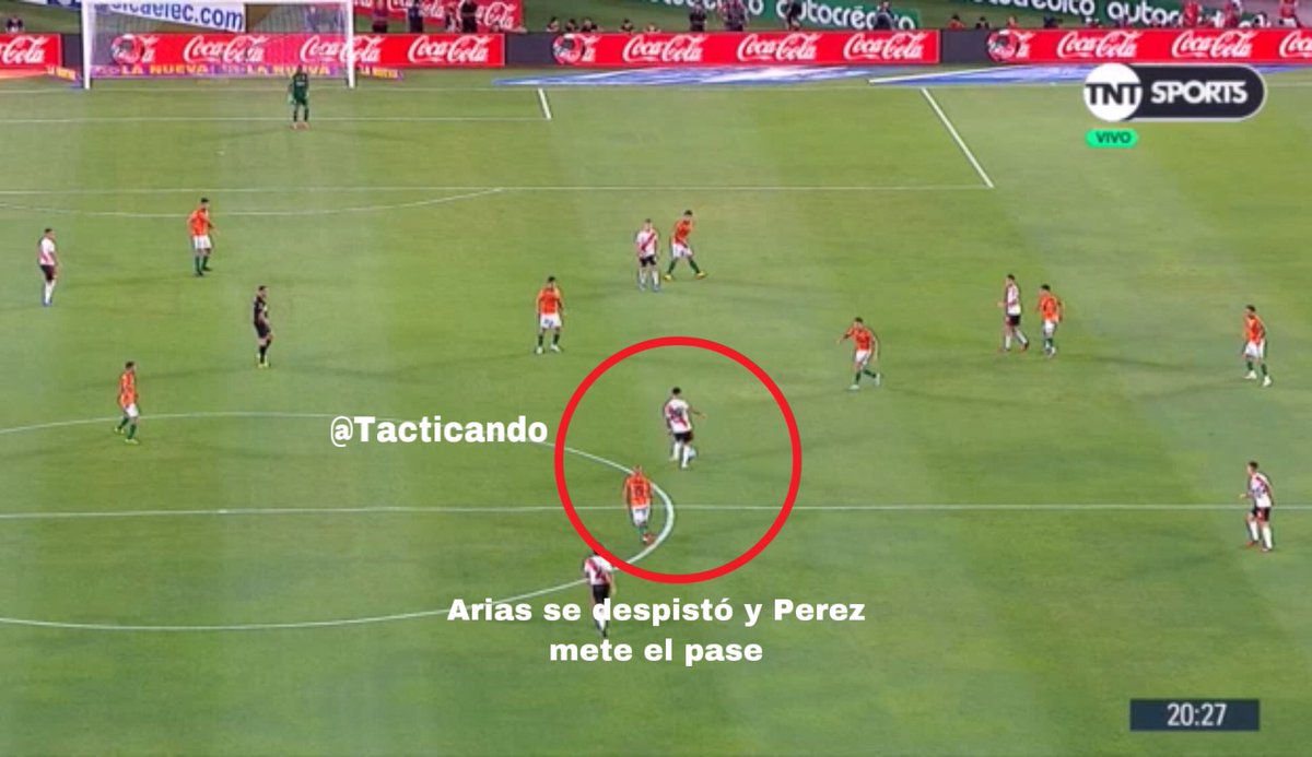 Tacticando's tweet image. El gol de River en 4 fotos.
En la primera, se ve la misión de Arias en este partido además de convertir.

Impecable performance del delantero hasta el minuto 17, donde se despistó de Enzo Pérez, y este, pudo dar el pase a Montiel y terminó en gol de Matias Suárez. (1-0)
