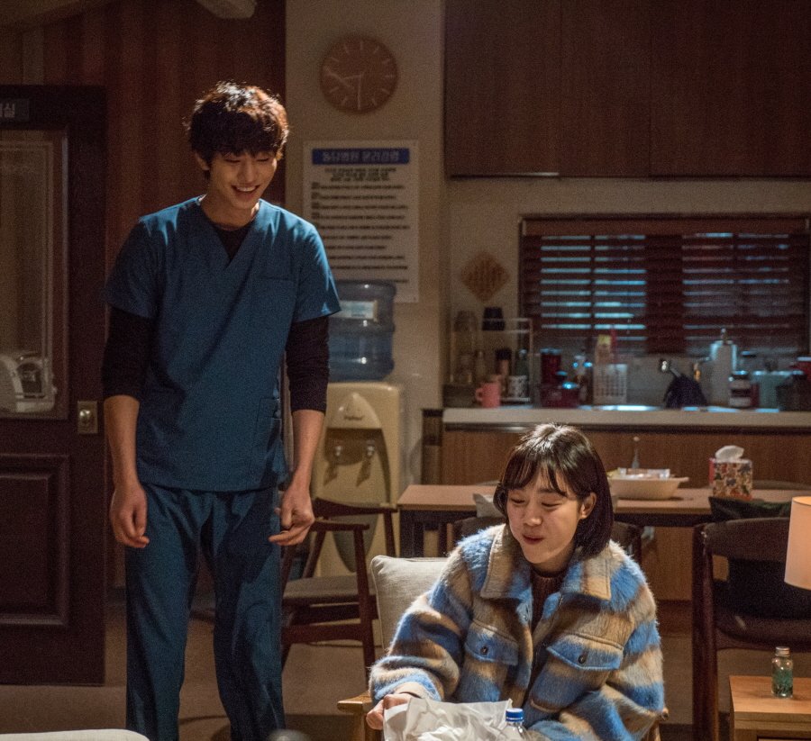 "Dr. Romantic 2" Behind-the-scene photos (2) https://n.news.naver.com/entertain/article/408/0000087009 #안효섭 #ahnhyoseop #RomanticDoctorKim2