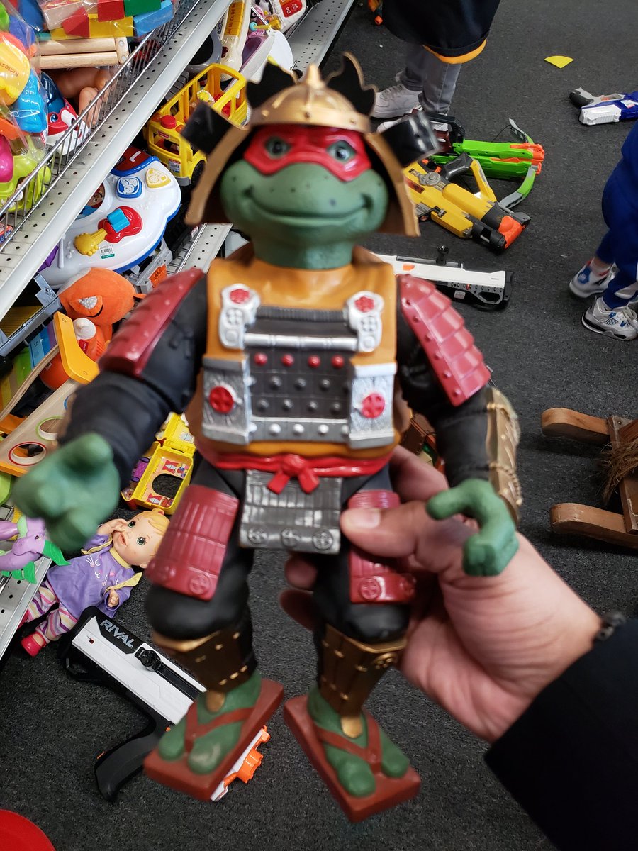 Hank503's tweet photo. Everett WA Goodwill proving fruitful... #tmnt #ToySpotting #toyhunting #BudgetCollecting #vhs https://t.co/yOqVzahFCc
