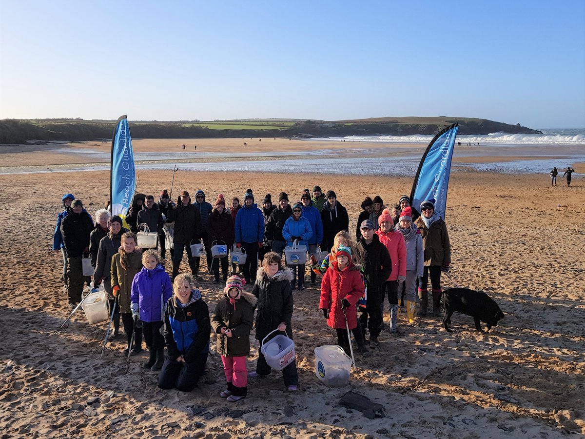 💙 Thank you to the 44 people who joined us for our #LoveYourBeach #BeachClean at Harlyn Bay today

💨 The sun shone, the wind blew, the plastics were picked up!

💙 Joined by Jenn from @CwallWildlife @YSbeachrangers 

🦞 And Ellie from @PadstowLobster

#IAmABeachGuardian