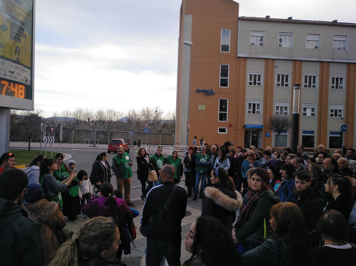PAHHUTNavarra's tweet photo. Hoy asamblea informativa con las familias de #BloqueRotxa #BloqueSanduzelai #BloqueEtxabakoitz seguimos organizandonos, no vamos aceptar que ninguna familia tenga que irse de su casa.
@gob_na  @Pamplona_ayto hay que parar a los buitres de Testa residencial.
#StopDesahucios https://t.co/QvWCYG8V31