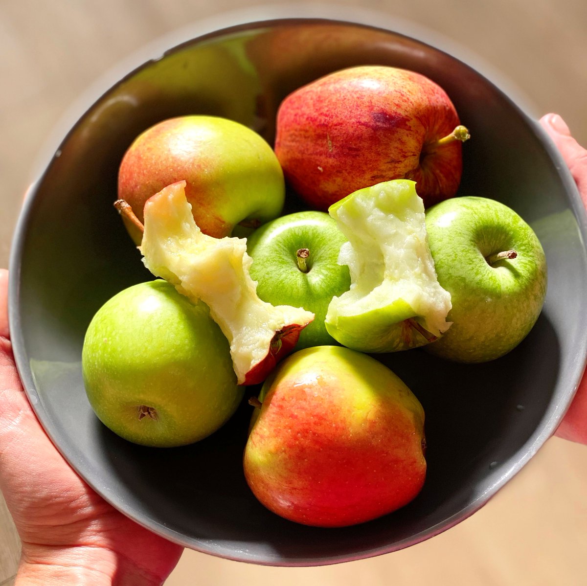 TheGutHealthDoc's tweet photo. Turns out us ‘apple core eaters’ were onto something all these years! 🍎 New research shows the stem is most densely packed with bacteria &amp; with every apple containing 100m bacteria, leaving the core could mean missing out on some 😉 Swipe for a preview ➡️ https://t.co/COLuEHPCCA https://t.co/zqsD9VmHI4
