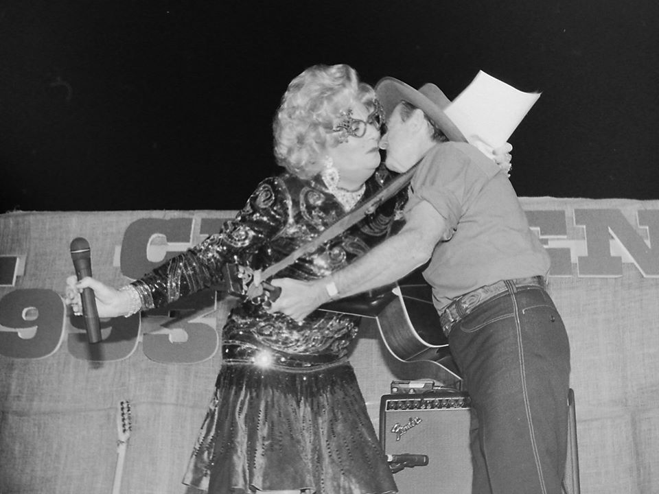 Happy Birthday Barry Humphries 🥳
Here is Barry’s alter ego <a href="/DameEdnaEverage/">Dame Edna Everage</a> on stage with Slim at Carlton Hill Station in WA, 10 July 1993.
Photo by John Elliot #SlimDusty #DameEdna