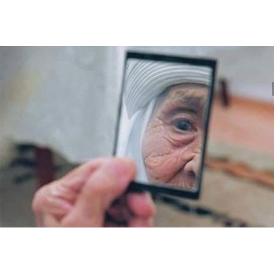 İnsan, düşleri öldüğü gün ölür. 
.
.
Yaşar Kemal 
.
.
#yaşarkemal