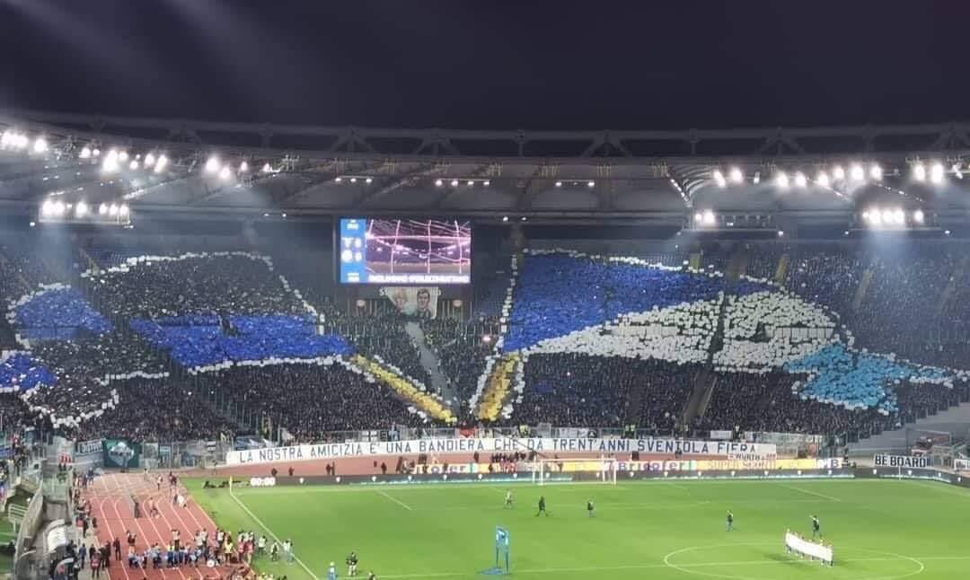 fcim_marco's tweet photo. LA NOSTRA AMICIZIA È UNA BANDIERA CHE DA TRENT'ANNI SVENTOLA FIERA
Il tributo della Nord laziale ci lascia senza parole e ci riempie ancora una volta d’orgoglio per il nostro storico rapporto di amicizia. https://t.co/8AuBa2pepa