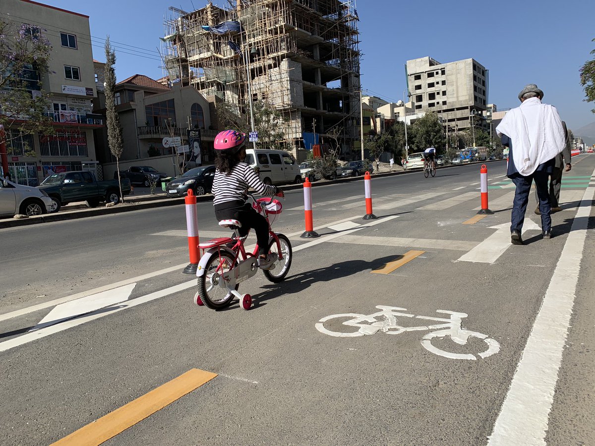 Addis Ababa’nin Lebu-Jemo koridorunda tasarladigimiz bisiklet yolu bugun kullanima acildi. Cift yonlu calisacak 3 km uzunlugundaki bisiklet yolu sadece 5 gunde insa edildi. Trafigi azaltmak isteyen her sehir bisiklet yollarini tadacaktir. Darisi Istanbul’un basina🤞
