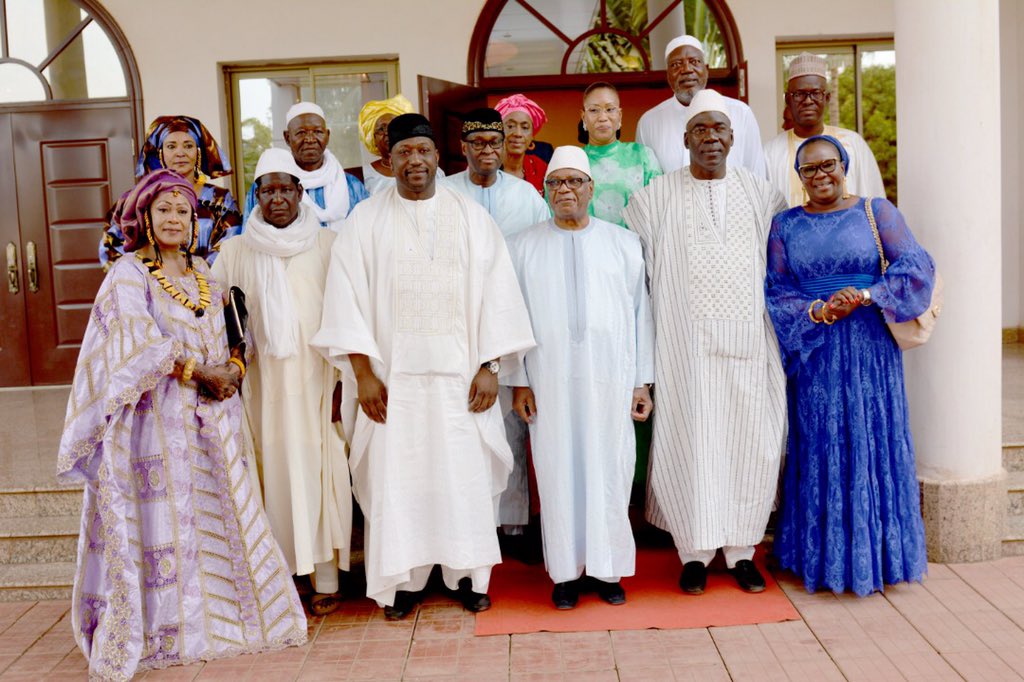 PresidenceMali's tweet photo. Koulouba | 16 février 2020 | Audience Le Chef de l’Etat a reçu les membres de l'Association des Soninkés qui se préparent à rejoindre Banjul où se tiendra le Festival International Soninké. Ils sont venus prendre conseils auprès du Président #IBK avant leur départ. https://t.co/NtoRb3j2xm