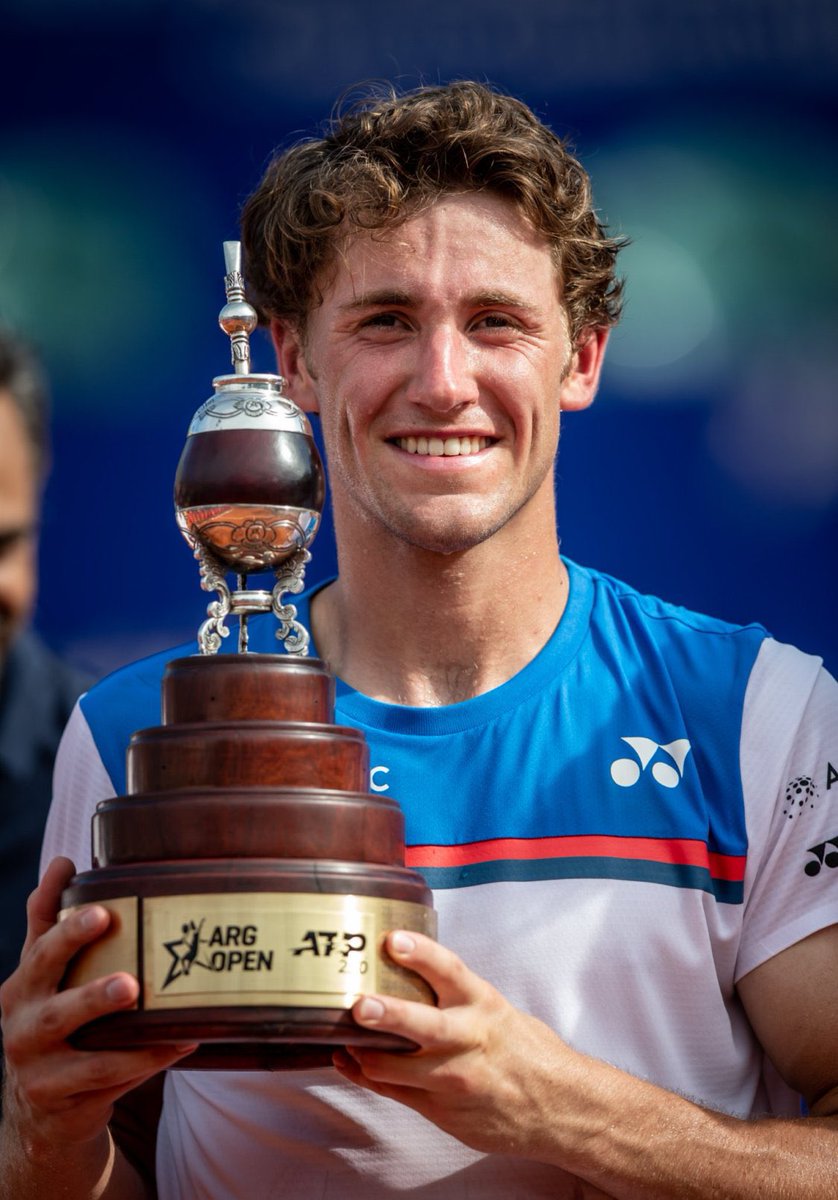 Jeu_Set_EtMatch's tweet photo. Casper #Ruud (n°45) 🇧🇻 remporte le titre à l'#ArgOpen2020 de Buenos Aires ! Tête de série n°8, il s'impose en finale face à Pedro #Sousa (n°145) 🇵🇹, lucky loser, en deux sets 6-1, 6-4. C'est son tout premier trophée 🏆 sur le circuit #ATPTour.
(📸 : @ArgentinaOpen) https://t.co/5b7pCcbFP2