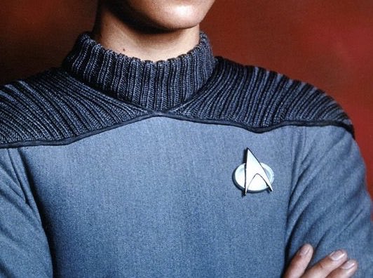 I have to say I adore Wesley’s new uniform in the grey-blue with the knit shoulders. Is this special “boy genius” department colours or sth.