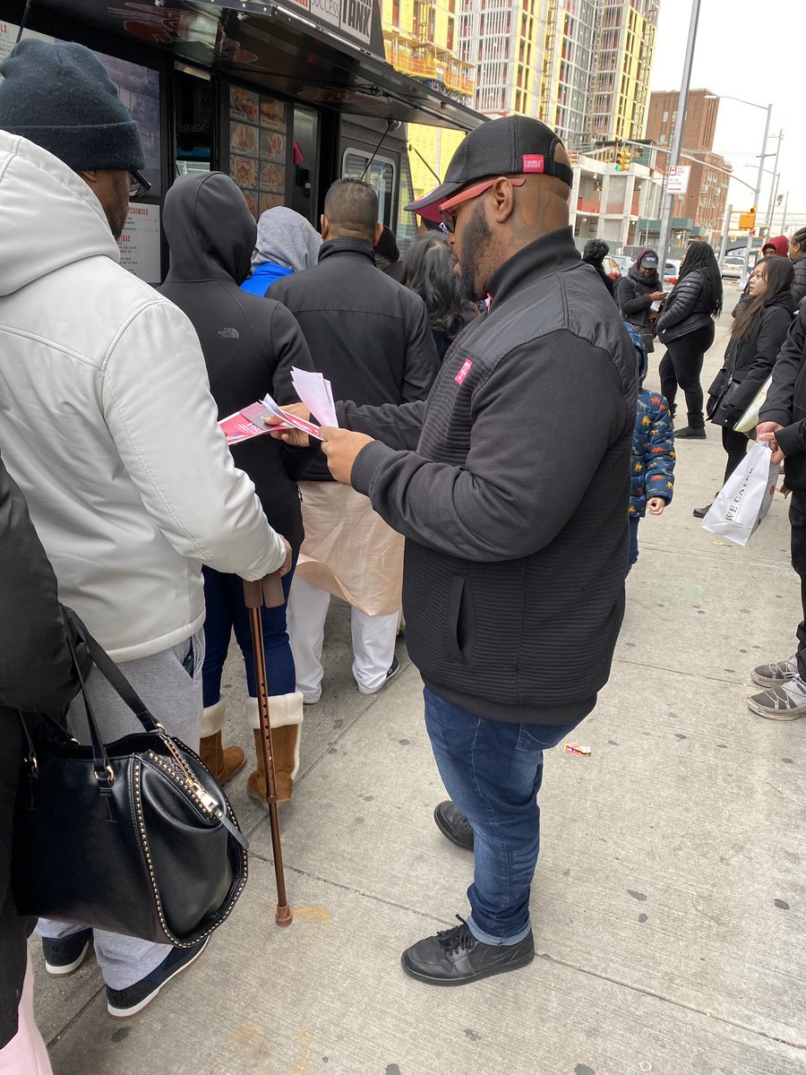 willzismagenta's tweet photo. @cousinsmainelob atrrached quite the crowd so why not tell them about the wonderful T-mobile promo’s...good job Darrin & Denzel!! #BQLIBiggerBetter2020 #TeamMagenta #PromosForAll https://t.co/Svv6GJwwjN