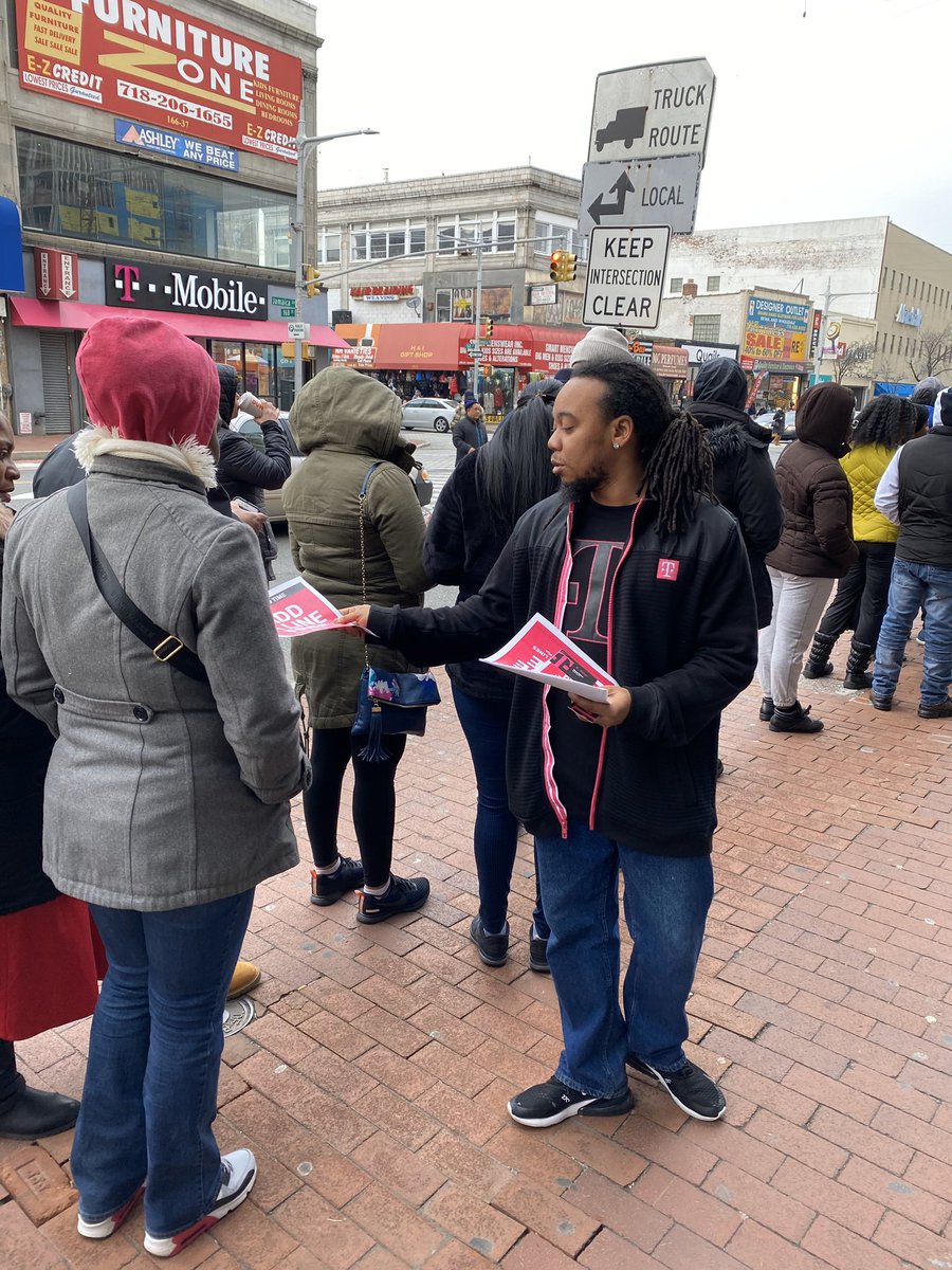 willzismagenta's tweet photo. @cousinsmainelob atrrached quite the crowd so why not tell them about the wonderful T-mobile promo’s...good job Darrin & Denzel!! #BQLIBiggerBetter2020 #TeamMagenta #PromosForAll https://t.co/Svv6GJwwjN