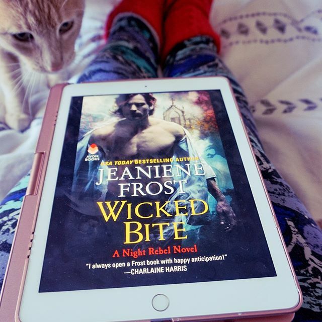 CeriGAuthor's tweet photo. It's time for another Sock Sunday book review! *
*
As an author, I feel a lot of pressure to read in the genre I write in. And I do, there are a lot of authors I absolutely love who write contemporary romance. But my love for romance started in paranorma… https://t.co/P8FFLeakkv https://t.co/LobVK2pc8i