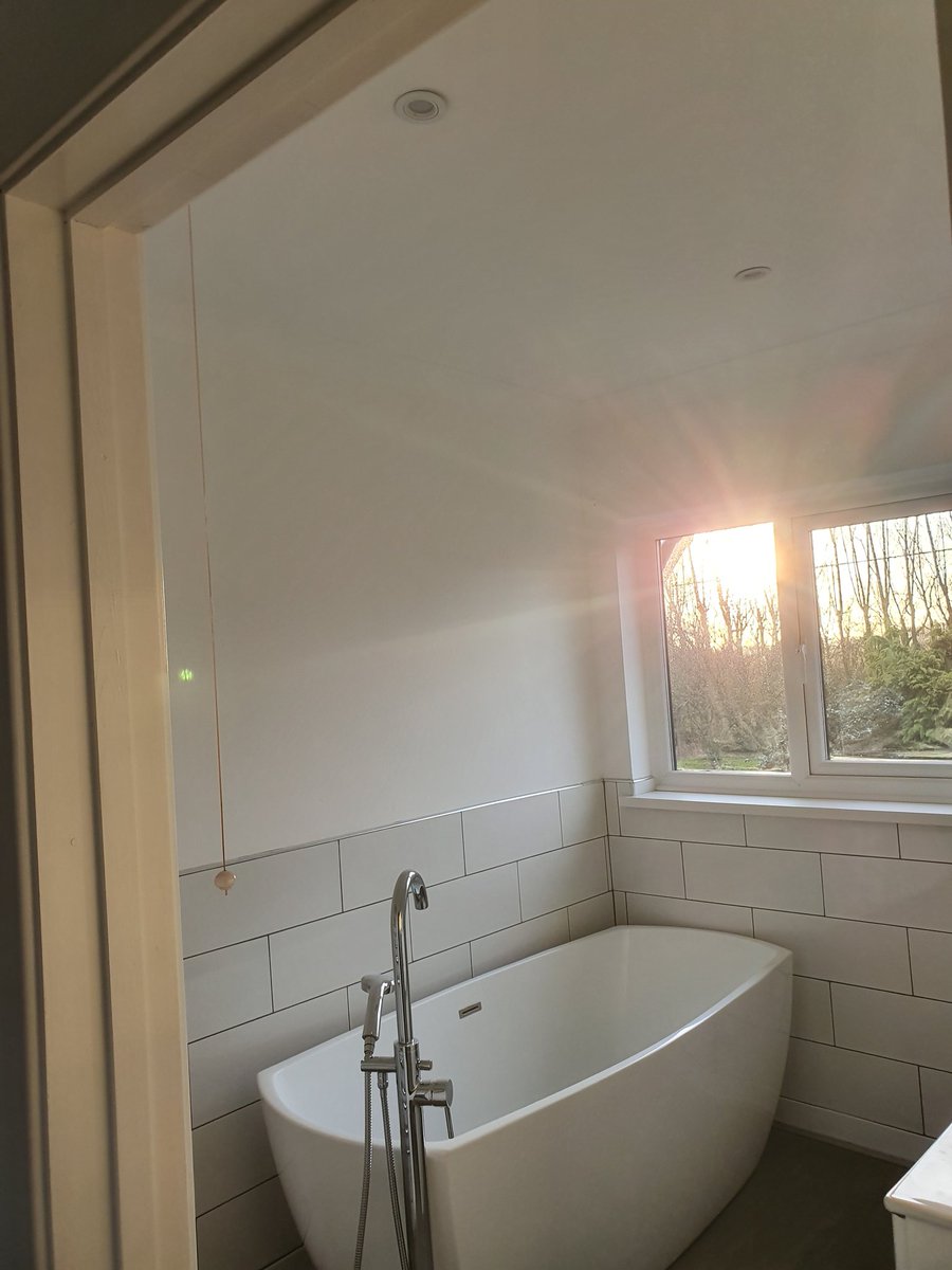 CraigFuller18's tweet photo. A before and after of a recently completed bathroom. #painter #decorator #fresh https://t.co/zZ1YmzBD0u