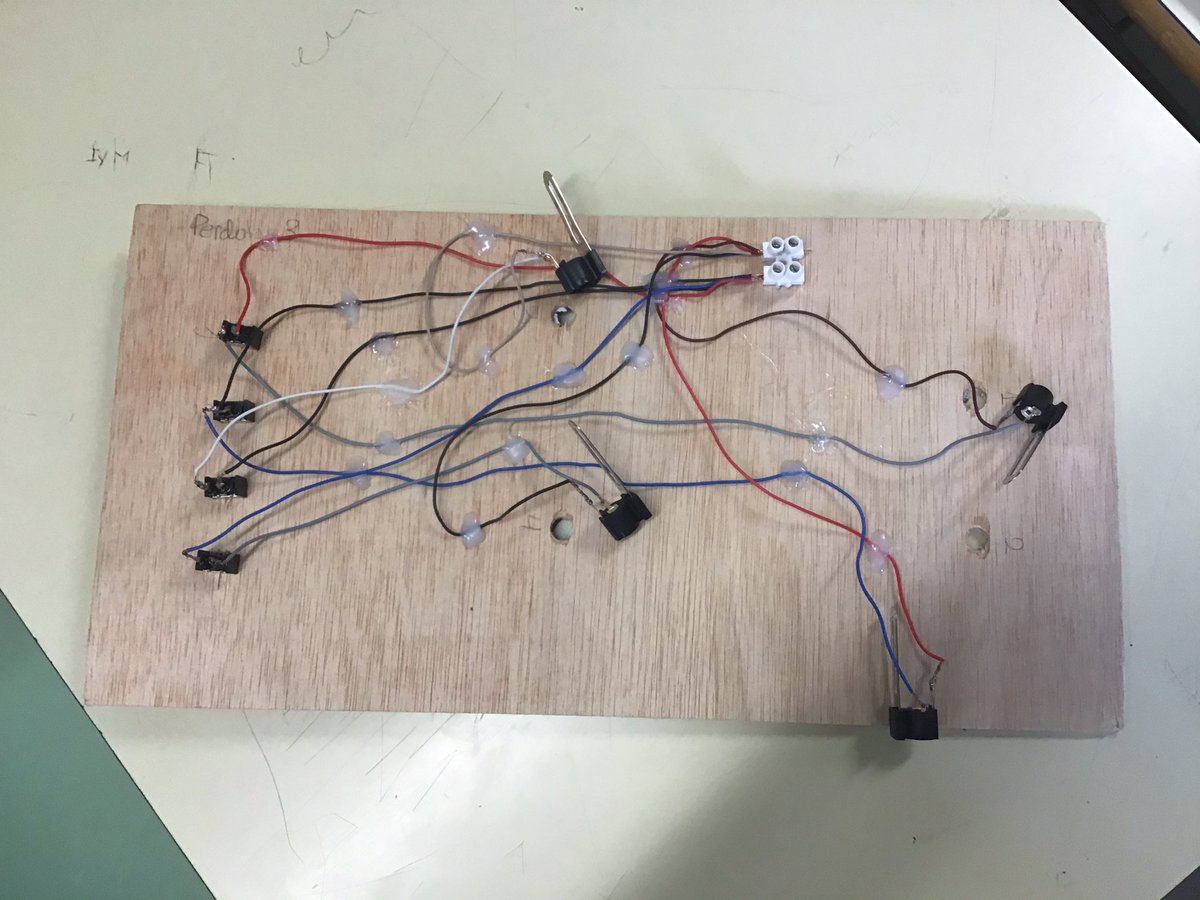 PerdidosTres's tweet photo. Esto es lo que tenemos de tecnología de la tercera semana
@TICandTEACH @TecnoJordi77 @ticandtecno #5EI https://t.co/k6Jvr2dVAp