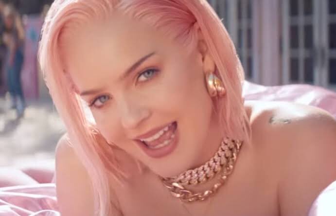 niqlima's tweet photo. e pelo amor de deus gente de onde tiraram que essa mulher é feia!?!?!? mulherão da porra linda do caramba #BeautifulAM 💖 https://t.co/IzlfigtMQh