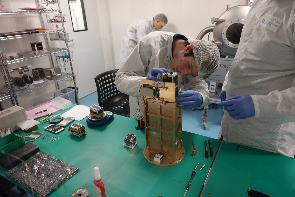 FOSSASys's tweet photo. More pictures of our #PicoBus Mission in @nanosatlab with @LibreSpace_Fnd and @AmsatSpain https://t.co/Vb0GarSL7V