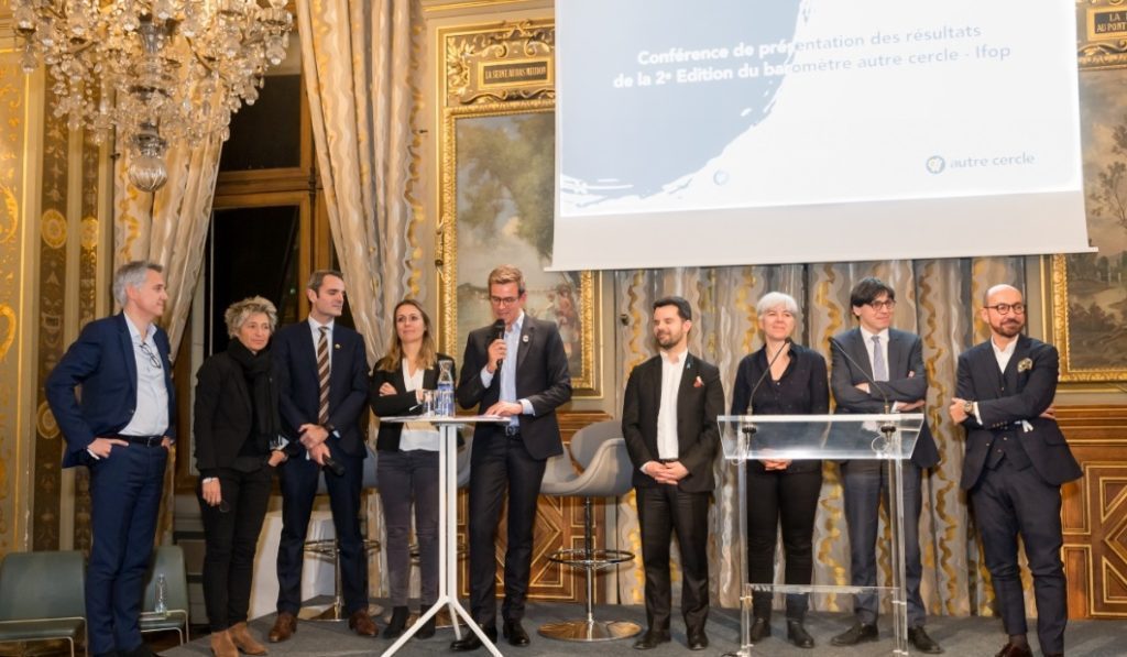 Une personne LGBT+ sur deux n’est pas visible dans son milieu professionnel (Merci Régine) homobus.com/blog/une-perso…