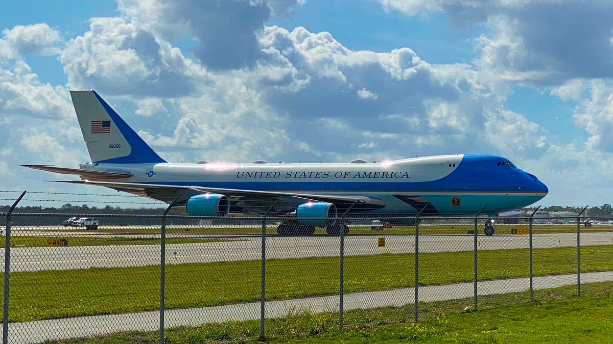 theFLFlyer's tweet photo. Daytona 500 has brought many gifts. 
@AFThunderbirds @POTUS 
#avgeek #af1 https://t.co/l2udBPQZ4x