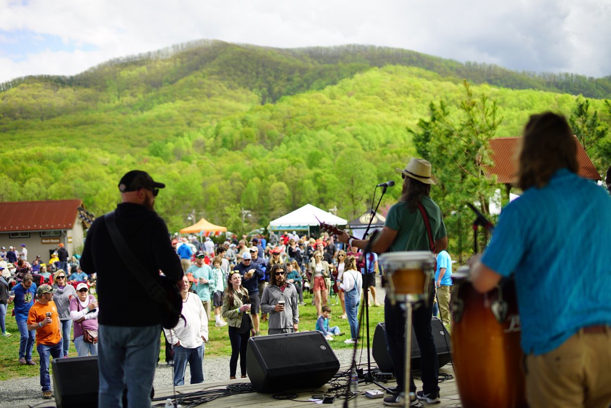 dbbrewingco's tweet photo. Fresh seafood, cold beers, live music, and camping right here in the mountains. If Seafood & Brews sounds like a good time to you, save the date and we'll see you May 2. Tickets on sale https://t.co/G77RkishX3 🦀🍺 🎟 #seafoodfestival #DBbeer #SpringinVA https://t.co/6MVfhpOSWU