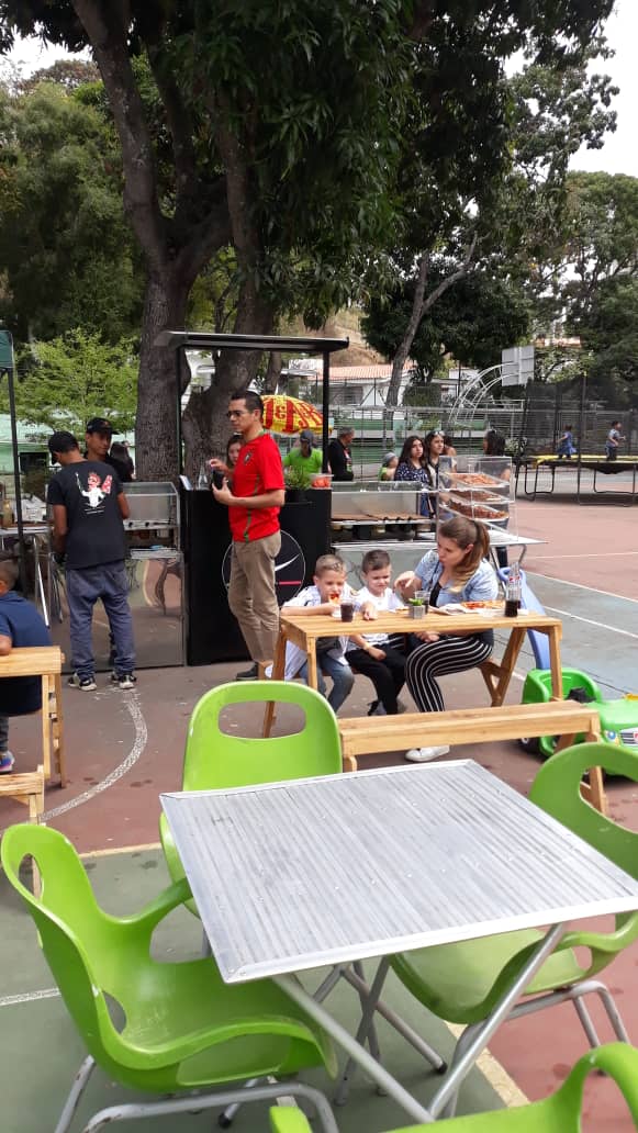 ELCARMELO's tweet photo. Los asistentes pudieron disfrutar de variada gastronomía sobre ruedas, stand donde realizar compras y regalos y diversión para los niños. #Vedrunanosune #fvcpa #fuegoyabrazo https://t.co/o8HNzDyRat