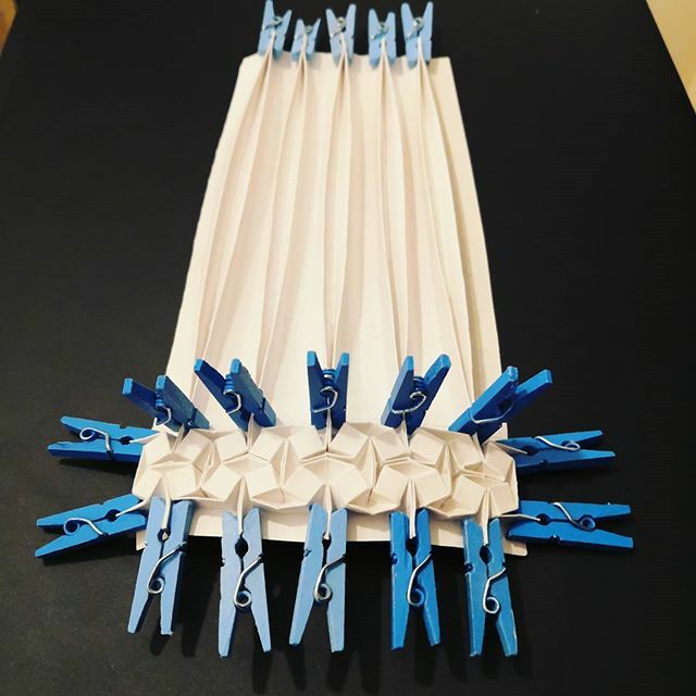 OrigamiInvasion's tweet image. Cubes tessellation sur grille de 32*32 en cours.

Les 20 premiers modules. 
Design : Ilan Garibi (@garibiilan)

#origami #origamiart #papercraft #paper #paperart #craft #paperfolding #paperfoldingart #tessellation #origamitessellation #squaregrid #ilangaribi #ilangaribioriga…