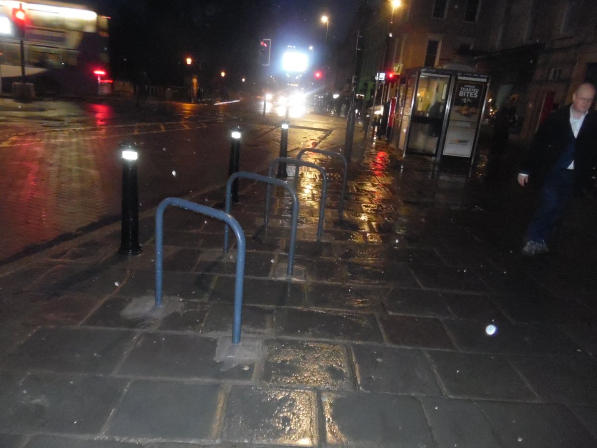 Good to see a few new bike racks in the centre of #Bath at North Parade but still need replacements for those removed by <a href="/bathnes/">B&NES Council</a> on the High St. <a href="/CycleBath/">CycleBath</a>
