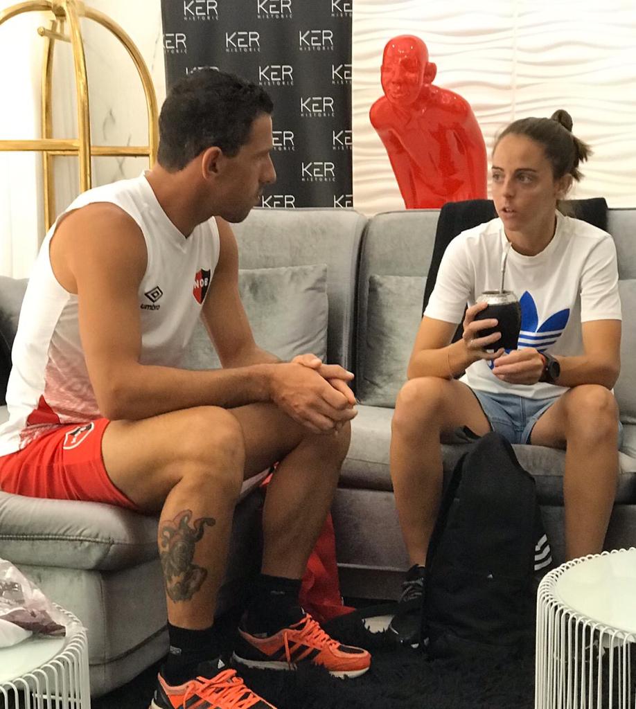 Genial encuentro con cambio de camisetas entre Maxi Rodríguez y Mariana Larroquette. Mate, fútbol y goles de selección. Cracks.