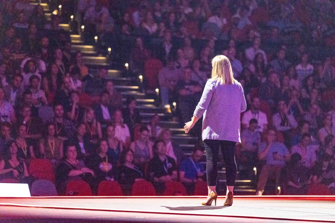 @codachange @kat__evans @OliFlower @RogerRdharris @georgeinstitute @kat_evans surfing the wave of the huge #SMACC audience a vertical wall of faces @codachange