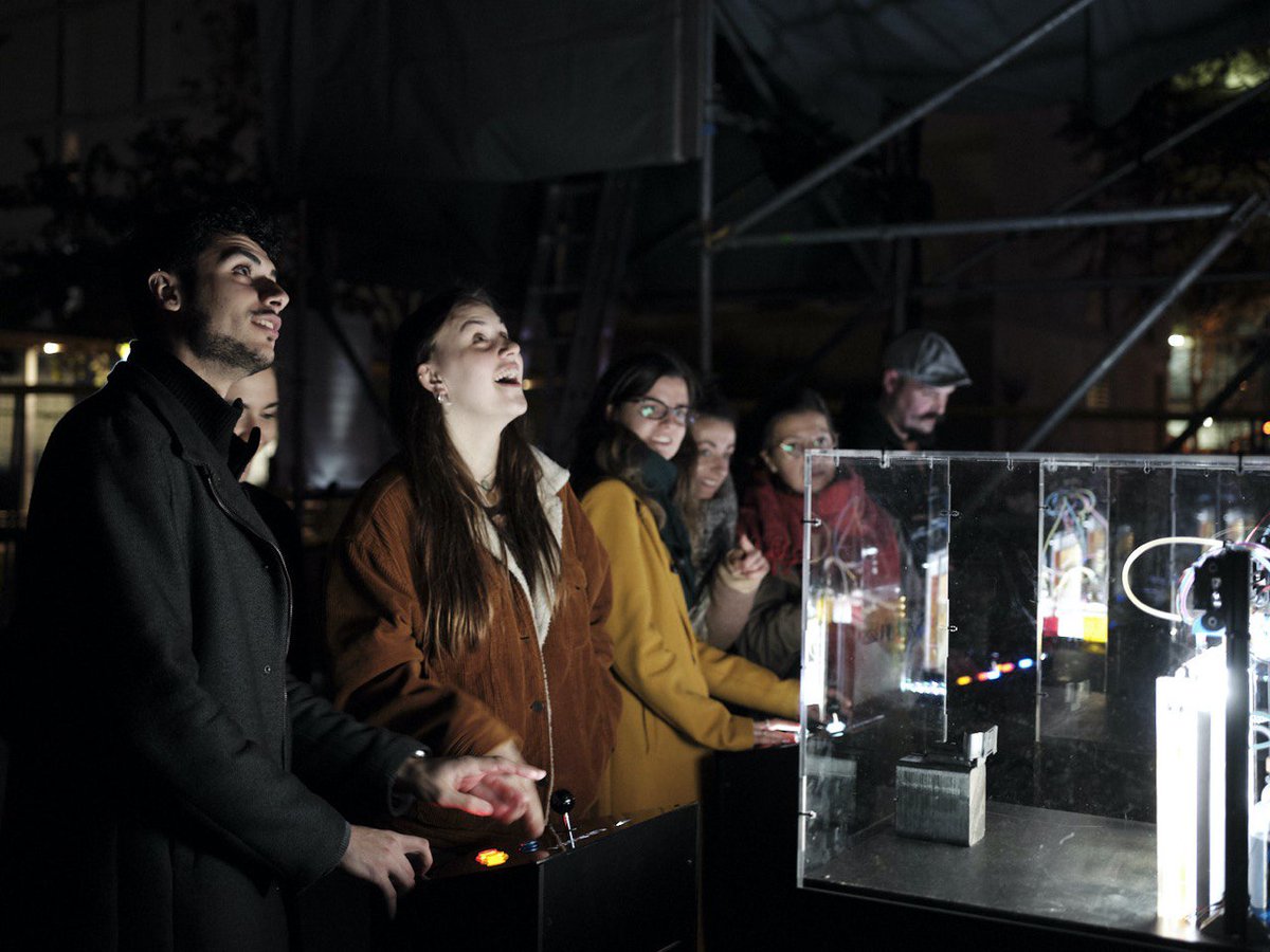 bcncultura's tweet image. 👉 Han sigut tres nits intenses d'art, creativitat i molta llum al #Poblenou. Un any més, artistes, escoles i col·lectius han participat al #LlumBCN20. 👏 👏 Gràcies a tothom per fer-ho possible!