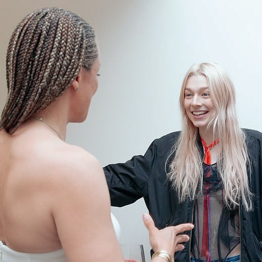 hunterslatest's tweet photo. 11.02 | Hunter Schafer com a pintora Calida Rawles. (📸  Jojo Korsh) https://t.co/mshBFtPPZ2