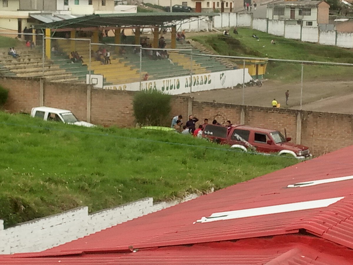 Danieln69846397's tweet image. Personas #libando en vía pública día domingo #JulioAndrade sector del estadio por favor @ECU911Tulcan @PoliciaEcuador