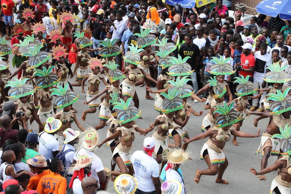 moisejovenel's tweet photo. Kanaval se pi gwo fèt popilè peyi a, se ak anpil jwa mwen patisipe nan lansman epi defile 28è edisyon Kanaval (Nasyonal) Jakmèl la, dimanch 16 fevriye 2020 an. Kilti nou se fòs nou, se idantite nou, ann kontinye pwojte bèl imaj peyi nou nan lapè, sekirite ak serenite. https://t.co/EHQgUmpyWt