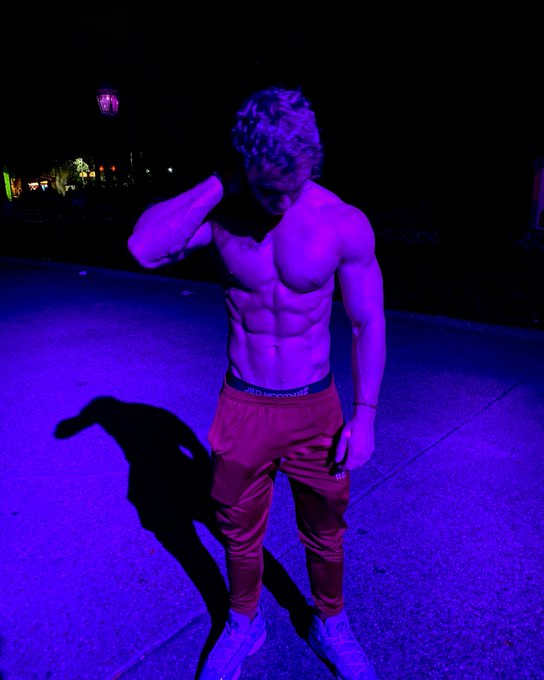 Retweet if you think I&rsquo;m shredded 😈 https://t.co/wcSboWtofg