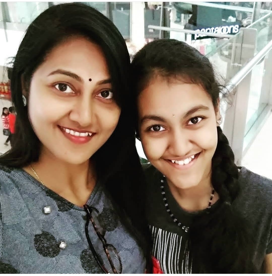ChanduJ2017's tweet photo. Me in action...At work &amp; with daughter.
#SantoorMomsTwitter #SantoorMoms https://t.co/VQG4aZvo6P