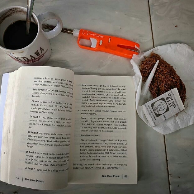 Nikmat mana lagi yg di dustakan 😯💨💨💨
Pagi hari ditemani kopi, tembakau, dan aspuan otak...
#SeninSemangat

#Repost @amang.timbaku.hijau 
#NgaduBako #Pagiii #Ngabako
#tembakau #buku #ilikemonday #tembakaubanjarmasin #setorfoto #tembakauhijaubanjarmasin #banjarmasinbungas