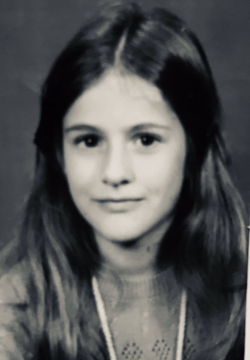 In meiner Klasse waren 28 Schüler, nur mein Banknachbar u ich waren nicht in der #FDJ. Die Sowjets hatten Glasnost u Perestroika. Die #DDR fremdelte. Regimekritiker waren in Gefahr. Ich trug meine Zahnbürste an einer Schnur um den Hals.Für den Fall d Verhaftung. Ich war 15. #SED