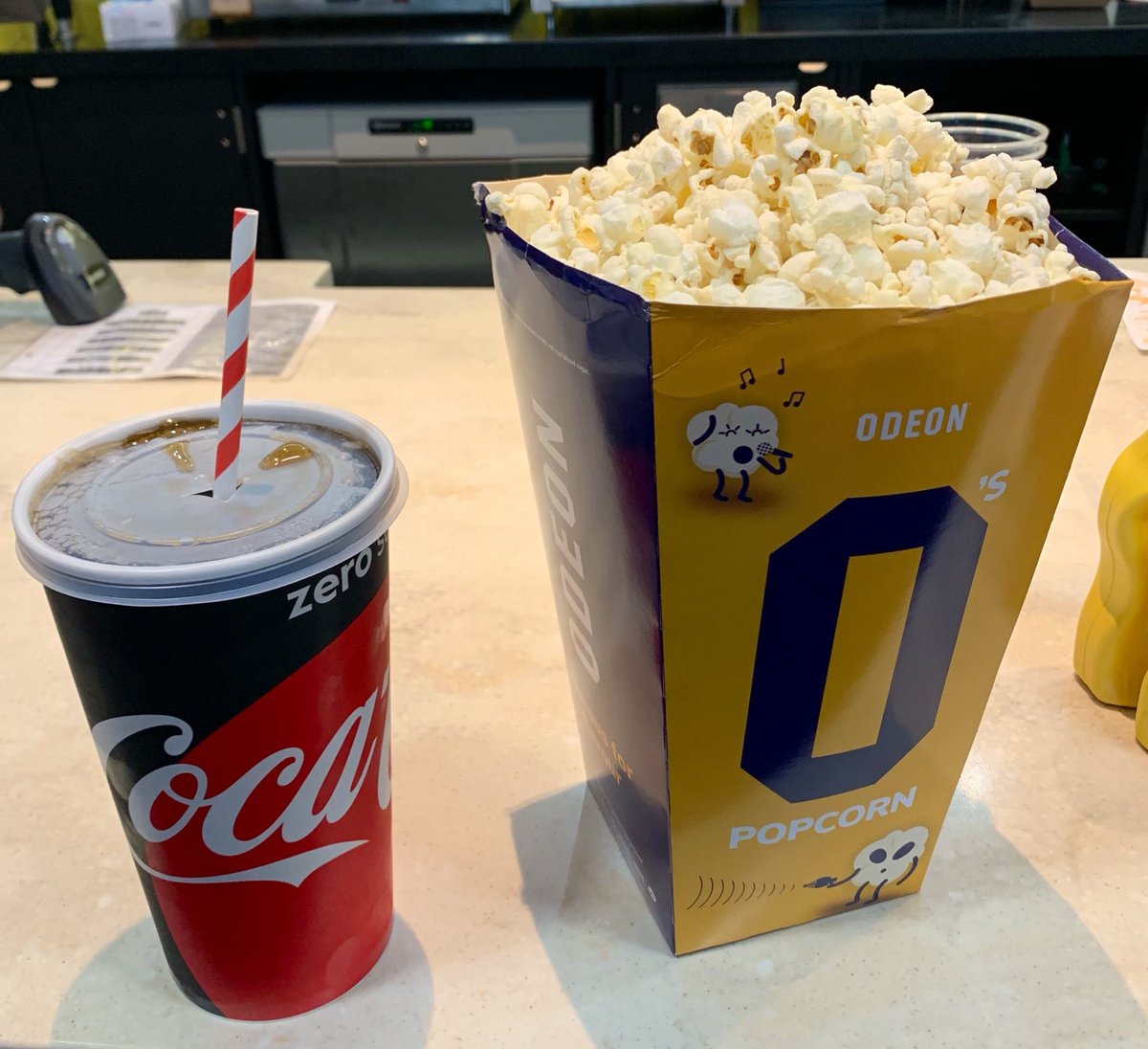𝖸𝗈 𝖮𝗄𝖺𝖽𝖺 イギリスの映画館 のポップコーンは甘味と塩味を選べるのだが 両方をミックスした味もある ポップコーン塩派だったけど 意外とミックス美味しい 甘いと塩っぱいが予想不可タイミングでやってくる新体験 市販品もある お菓子と混じっ 𝖸𝗈 𝖮𝗄𝖺𝖽𝖺 イギリスの映画館 のポップコーンは甘味と塩味を選べるのだが 両方をミックスした味もある ポップコーン塩派だったけど 意外とミックス美味しい 甘いと塩っぱいが予想不可タイミングでやってくる新体験 市販品もある お菓子と混じっ