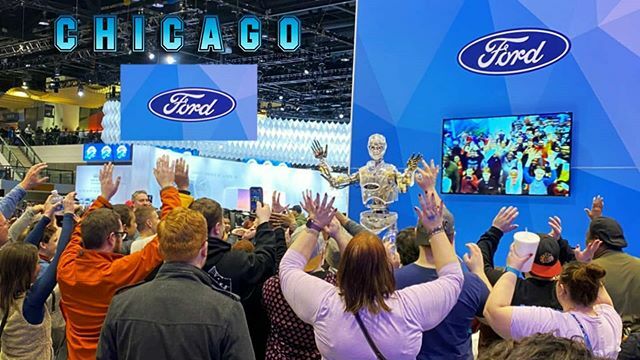 HankTheRobot's tweet image. .
We&apos;re having a great weekend here at the Ford booth in Chicago!!! Everybody put your hands in the air and wave them like you just don&apos;t care! DANCE PARTY!!! 😁😁😁
.
#hanktherobot #chicago #chitown #windycity #downtown #mccormickplace #ford #mustang #… ift.tt/39xdLhU