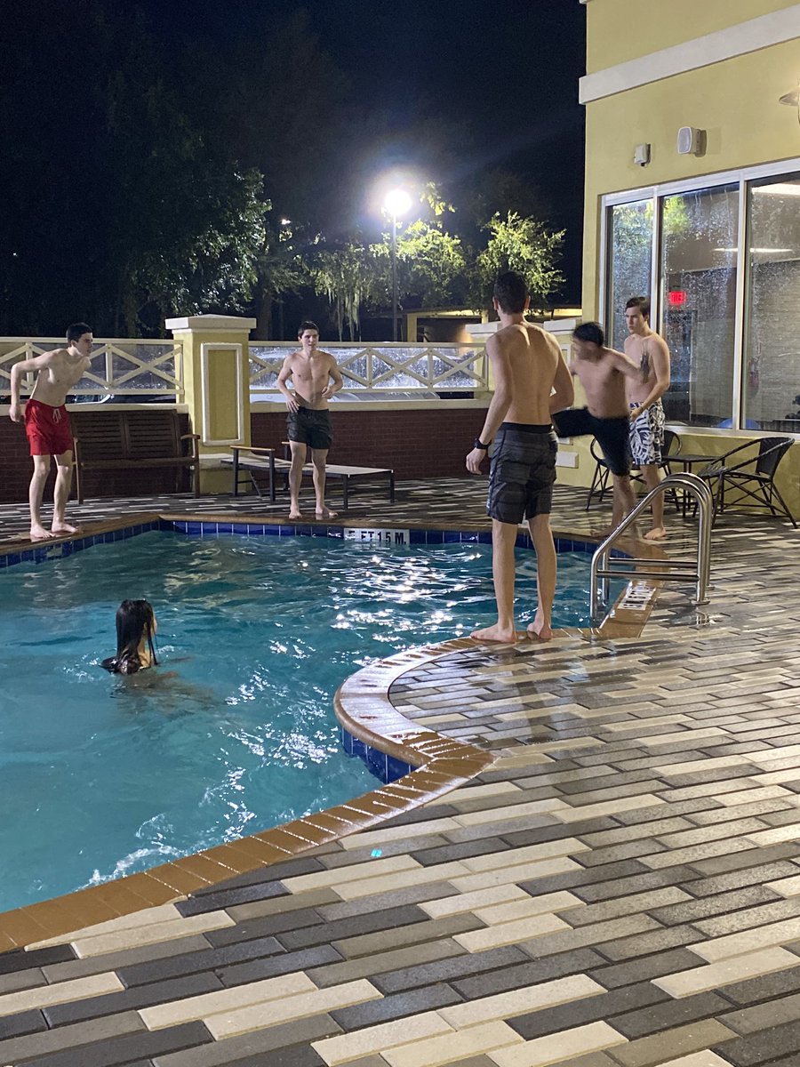 BLSCrew1635's tweet photo. Winter training trip isn’t all work. #enjoyingflorida @blsheadmaster @BLS_Athletics @BostLatinSchool @bls1635blsa https://t.co/uX0wuRfdE4