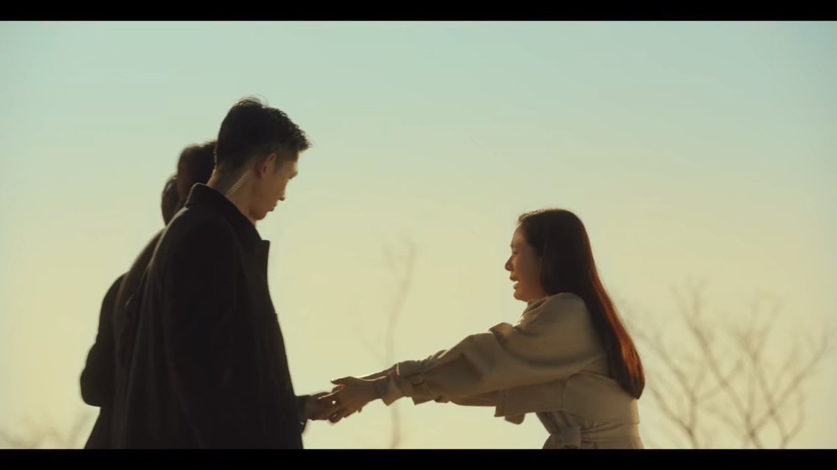 Nini_L1485's tweet photo. The most heartbreaking scene !😭😭😭 it made my heart broke into pieces 😭💔 #CrashLandingOnYouFinale https://t.co/9JagEiY56v