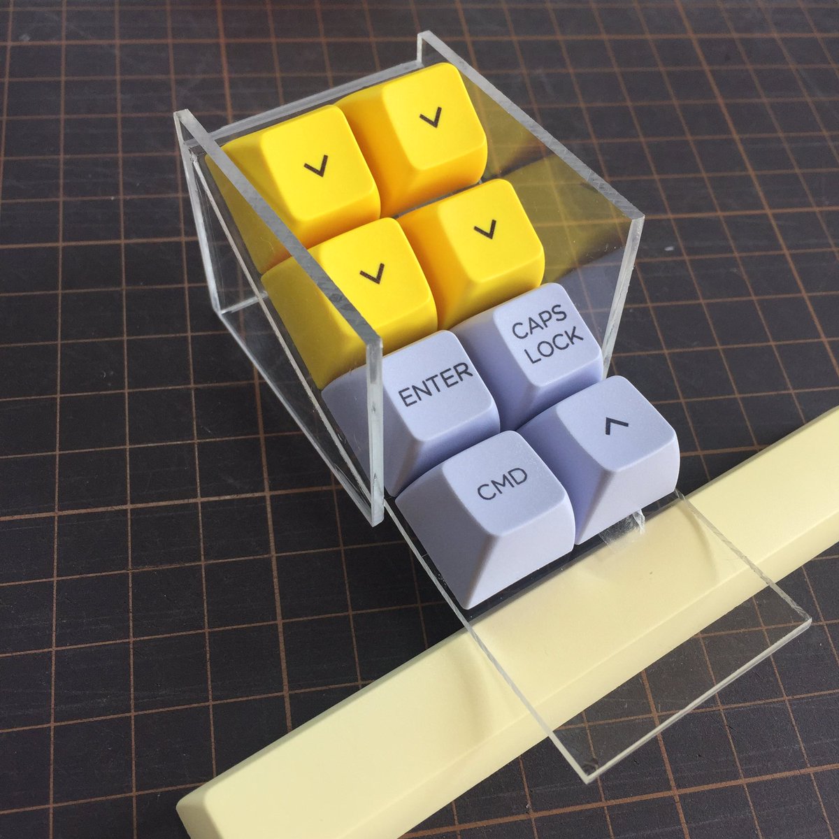 Talpkeyboard ヒートガンで曲げた2mmアクリルをカッターで切断 両面に10回位筋を入れたらパキッと折れます 適当に アクリル接着剤を使って仮枠を接着 はみ出しまくり キーを置いたらあれ エルゴぽいのができそうじゃありませんか Talpkeyboard ヒートガンで曲げた2mmアクリルをカッターで切断 両面に10回位筋を入れたらパキッと折れます 適当に アクリル接着剤を使って仮枠を接着 はみ出しまくり キーを置いたらあれ エルゴぽいのができそうじゃありませんか