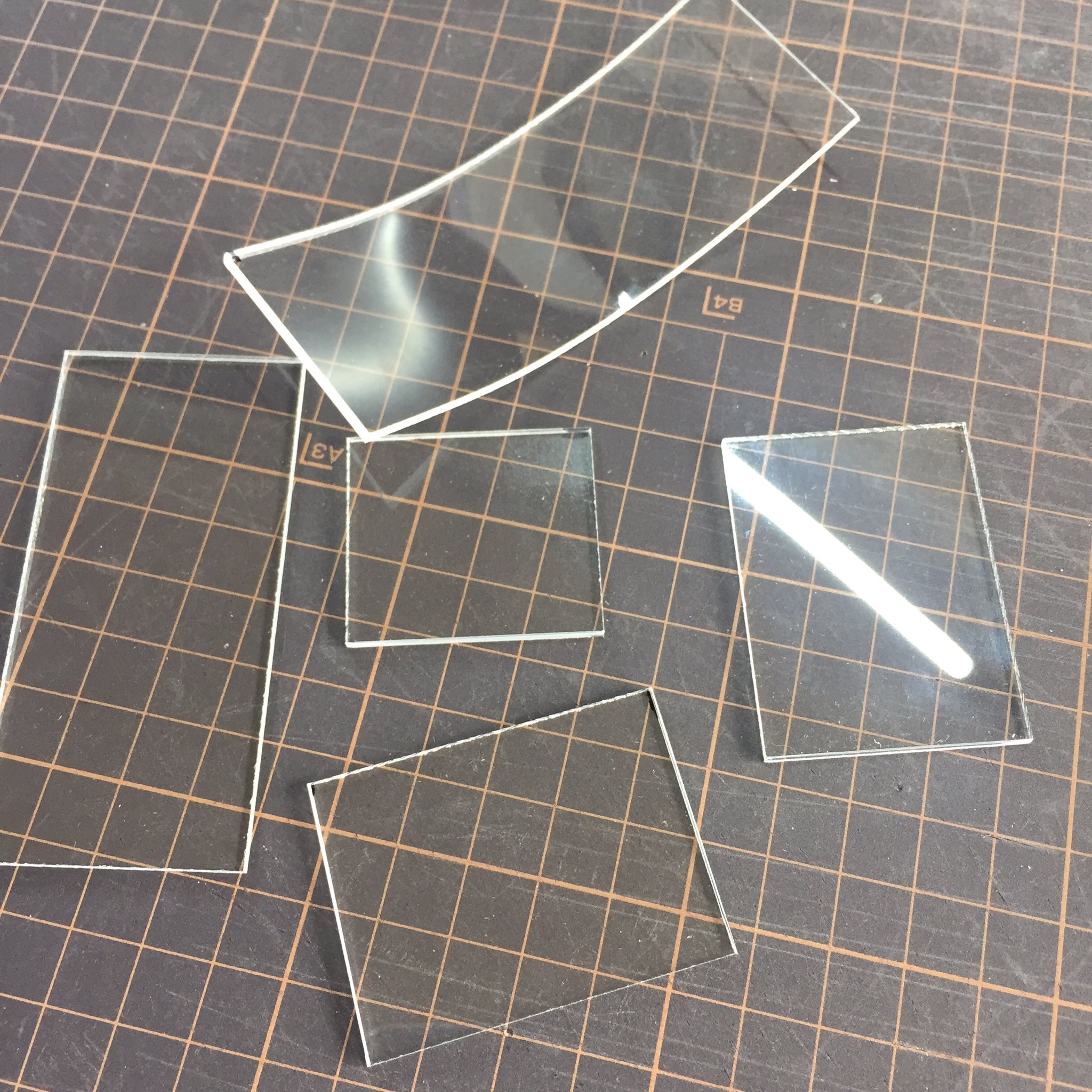 Talpkeyboard ヒートガンで曲げた2mmアクリルをカッターで切断 両面に10回位筋を入れたらパキッと折れます 適当に アクリル接着剤を使って仮枠を接着 はみ出しまくり キーを置いたらあれ エルゴぽいのができそうじゃありませんか T Co Talpkeyboard ヒートガンで曲げた2mmアクリルをカッターで切断 両面に10回位筋を入れたらパキッと折れます 適当に アクリル接着剤を使って仮枠を接着 はみ出しまくり キーを置いたらあれ エルゴぽいのができそうじゃありませんか T Co