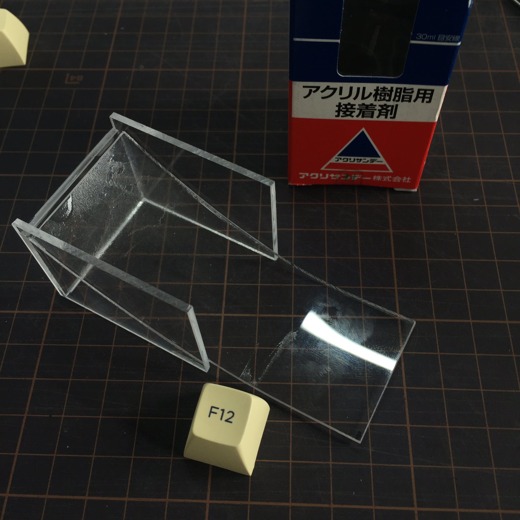 Talpkeyboard ヒートガンで曲げた2mmアクリルをカッターで切断 両面に10回位筋を入れたらパキッと折れます 適当に アクリル接着剤を使って仮枠を接着 はみ出しまくり キーを置いたらあれ エルゴぽいのができそうじゃありませんか Talpkeyboard ヒートガンで曲げた2mmアクリルをカッターで切断 両面に10回位筋を入れたらパキッと折れます 適当に アクリル接着剤を使って仮枠を接着 はみ出しまくり キーを置いたらあれ エルゴぽいのができそうじゃありませんか