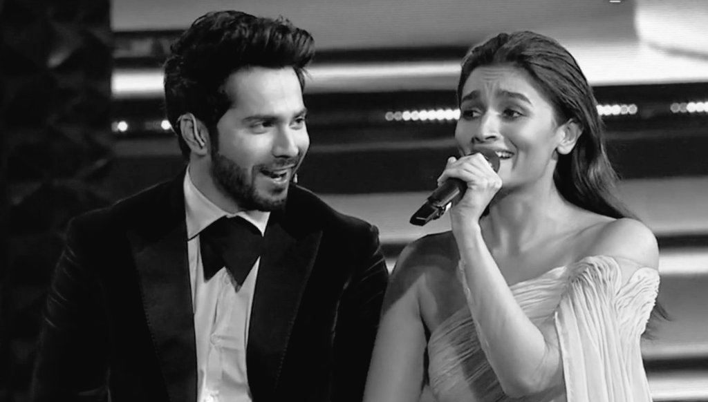 dhawandiariess's tweet photo. layi re hume zindgani ki kahaani kaise modh pe,
hue re khud se paraye hum kisi se naina jodh ke🥀 https://t.co/ezw56RDvjj