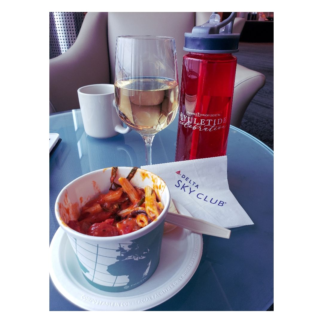 SopranoDonata's tweet image. I know this makes me 💯 Diva, but the @delta sky club is worth it 🍷🍝 #selfcaresunday #IndySoprano #travel