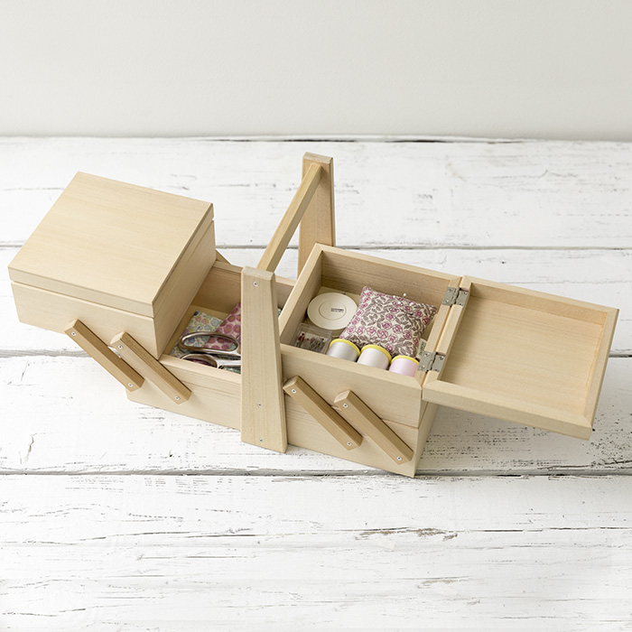 ホビーラホビーレ 公式 オンラインショップ ご予約承りは2 24 月 17 00まで 商品のご紹介 発売以来とてもご好評いただきながらも常に足りない状況が続き生産終了していました ソーイングボックスをオンラインショップ数量限定で復刻 一枚板の