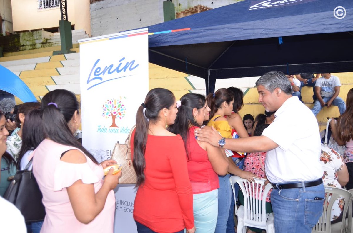 Presidencia_Ec's tweet photo. EL ORO | El cantón Zaruma, parroquia Güizhagüiña, se benefició de la visita de las #BrigadasTodaUnaVida, que entregaron ayudas técnicas, créditos productivos, títulos de propiedad, brindaron atención integral en salud, entre otros servicios. https://t.co/icZrQvIx17