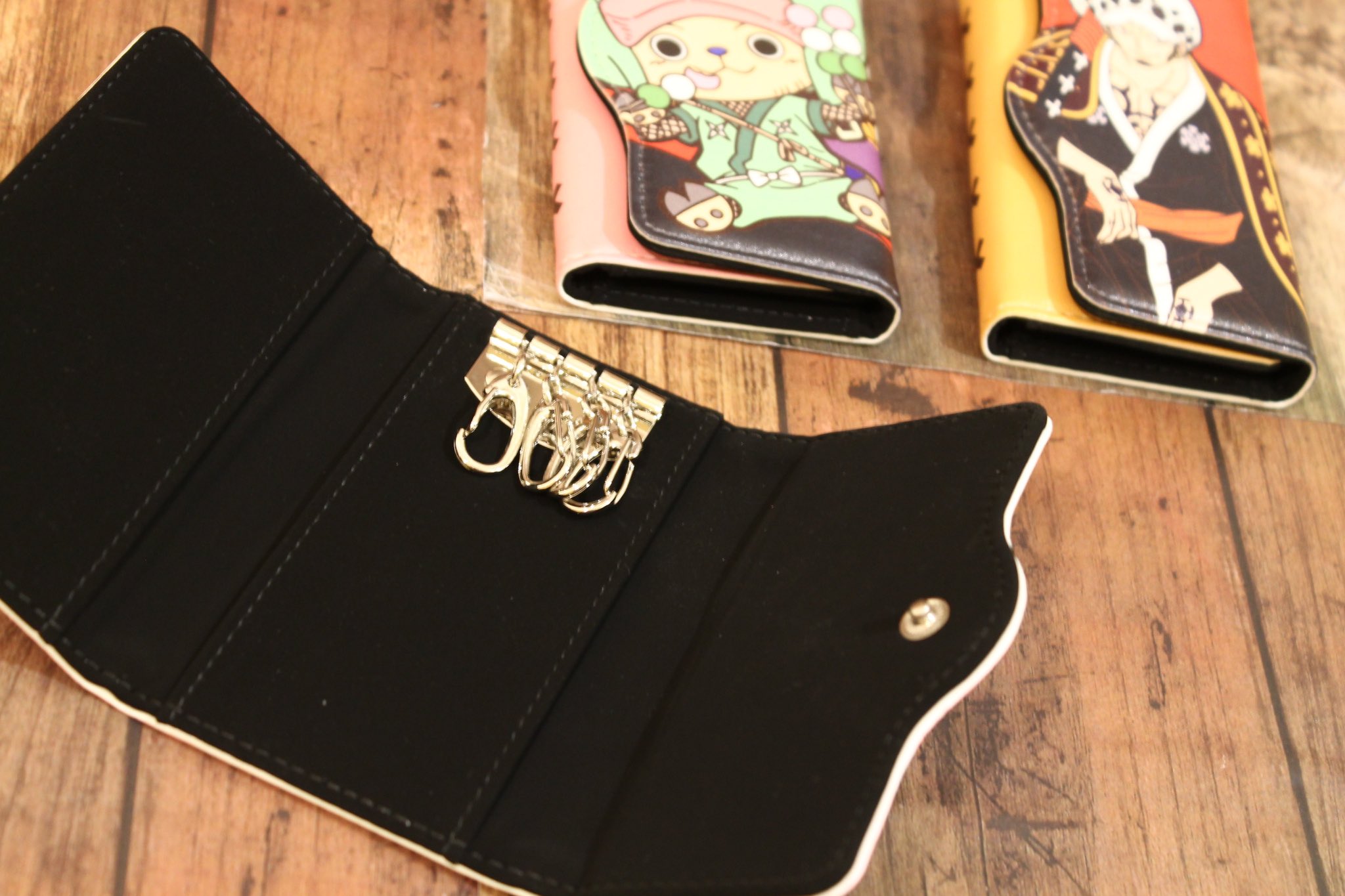 ✨極美品✨ 麦わらストア限定 キャリーケース 木目調 ver.ONE PIECE ワンピース」“サニー号に積んでありそうな木箱”がキャリーケース