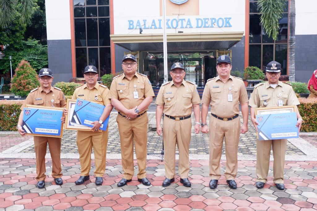 Penyerahan penghargaan kepada Lurah Pondok Petir sebagai juara 1, Lurah Cisalak Pasar sebagai juara 2, dan Lurah Sawangan sebagai juara 3 pada Lomba Kinerja dan Inovasi Kelurahan Tingkat Kota Depok di Lapangan Apel Balai Kota Depok, Senin (17/02/2020). <a href="/IdrisAShomad/">Mohammad Idris</a> <a href="/Bang_Pradi/">Pradi Supriatna</a>